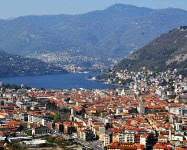 Centro storico Como, tetti, case, abitazioni dall'alto, lago 5