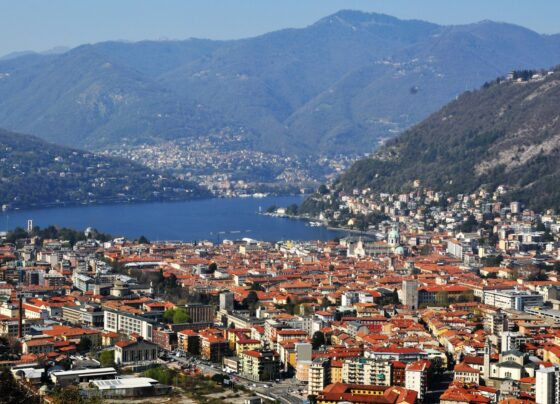 Centro storico Como, tetti, case, abitazioni dall'alto, lago 5