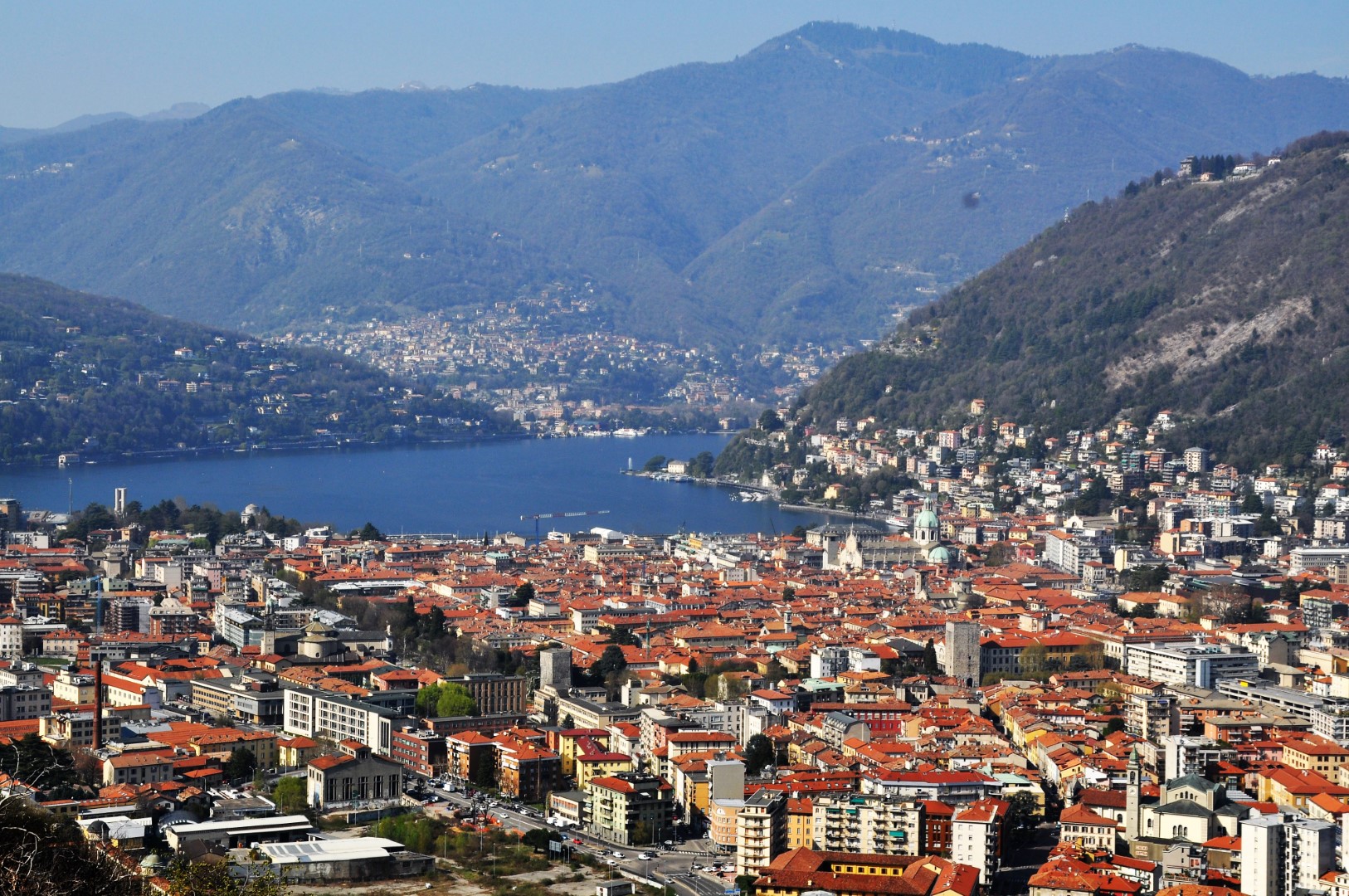 Centro storico Como, tetti, case, abitazioni dall'alto, lago 5